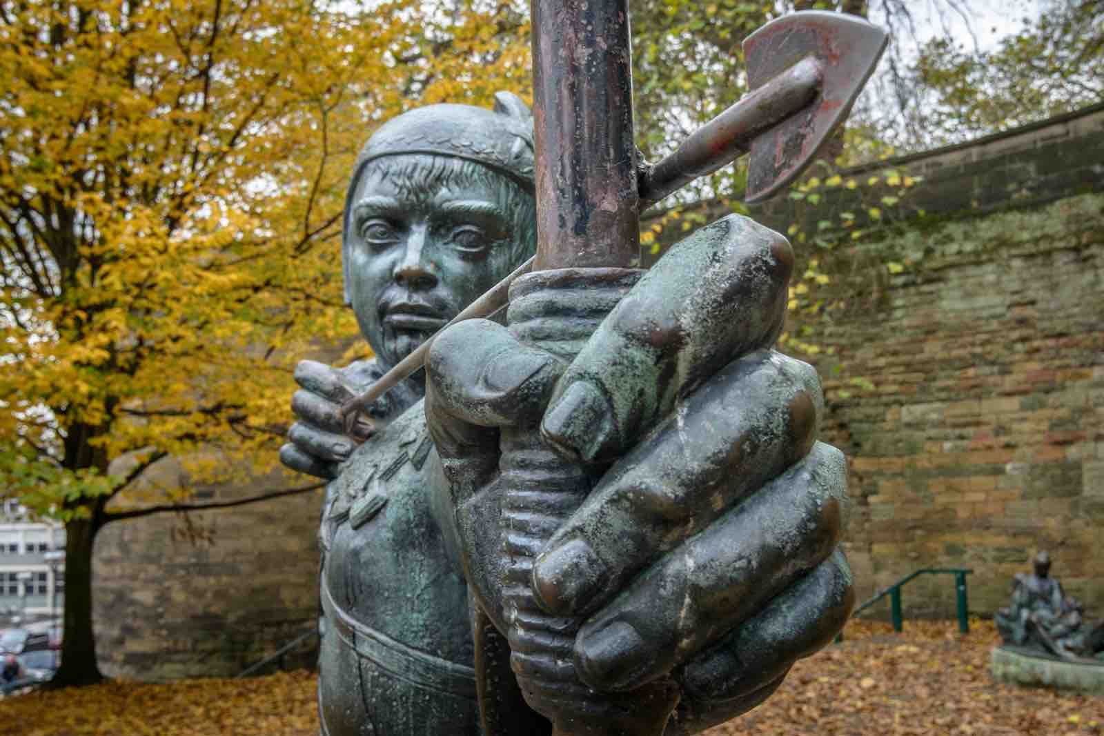 Robin Hood statue at Nottingham Castle, Nottingham by @trommelkopf (unsplashed)